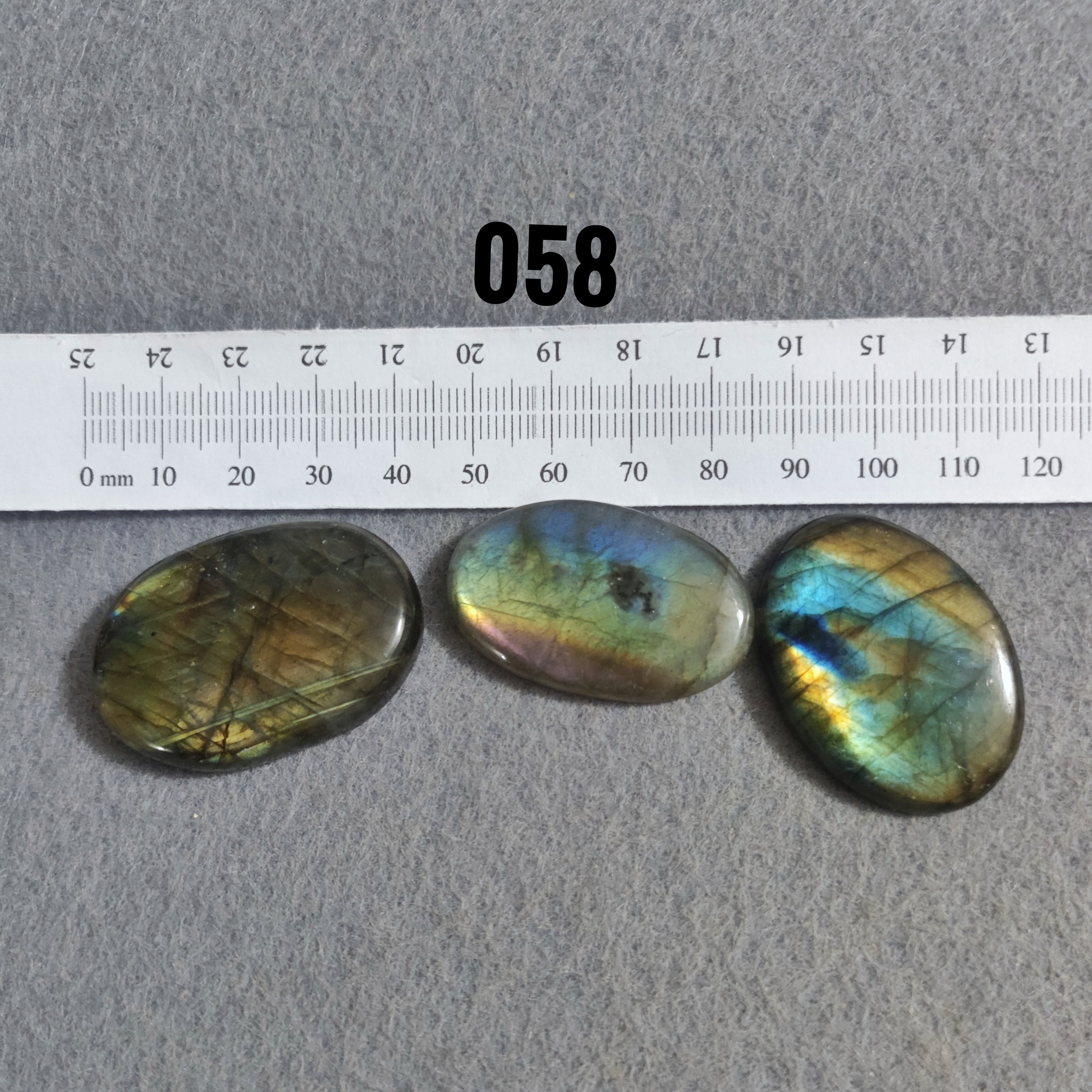 Labradorite Naturale — Cabochons Lotti Numerati | Forme e Dimensioni Varie