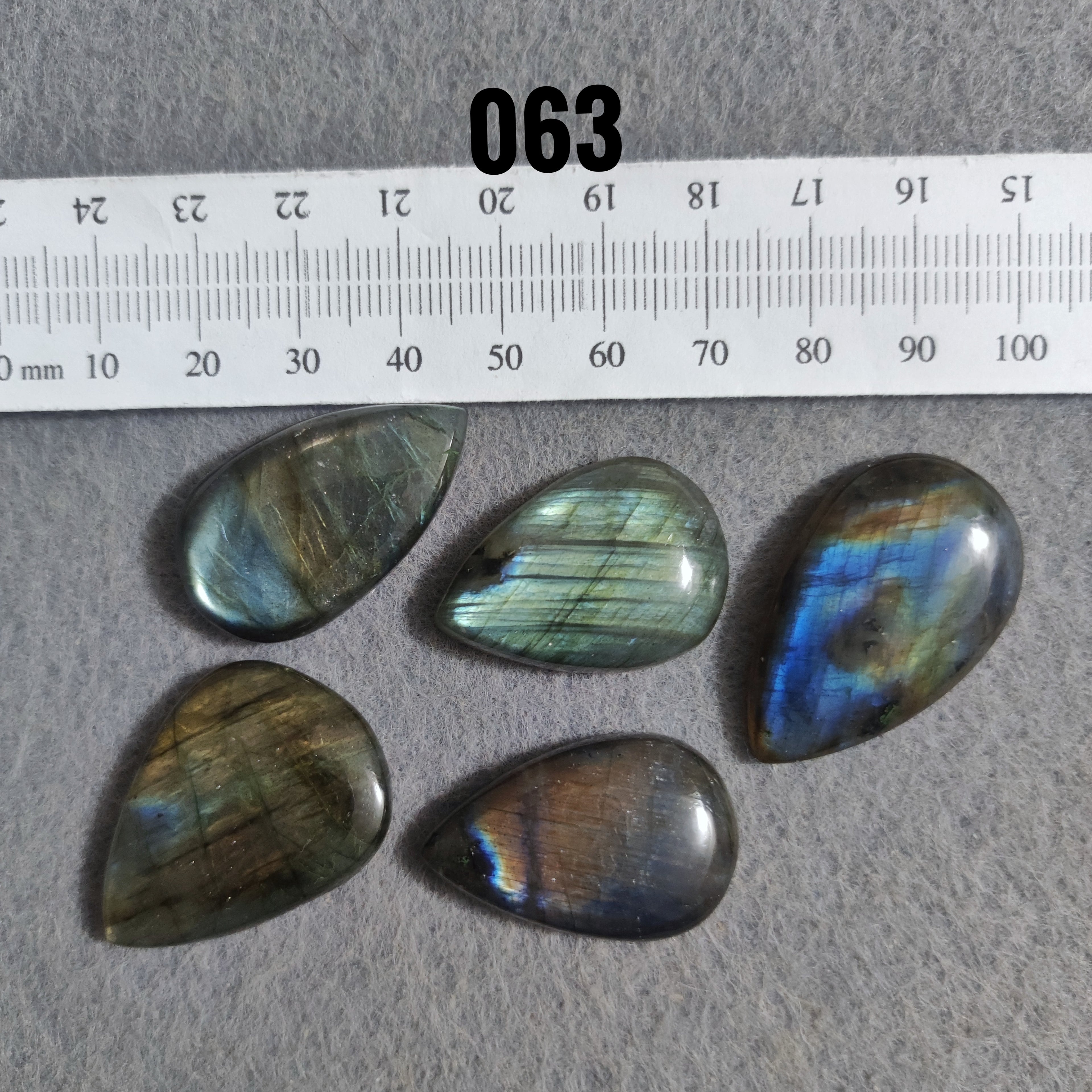Labradorite Naturale — Cabochons Lotti Numerati | Forme e Dimensioni Varie