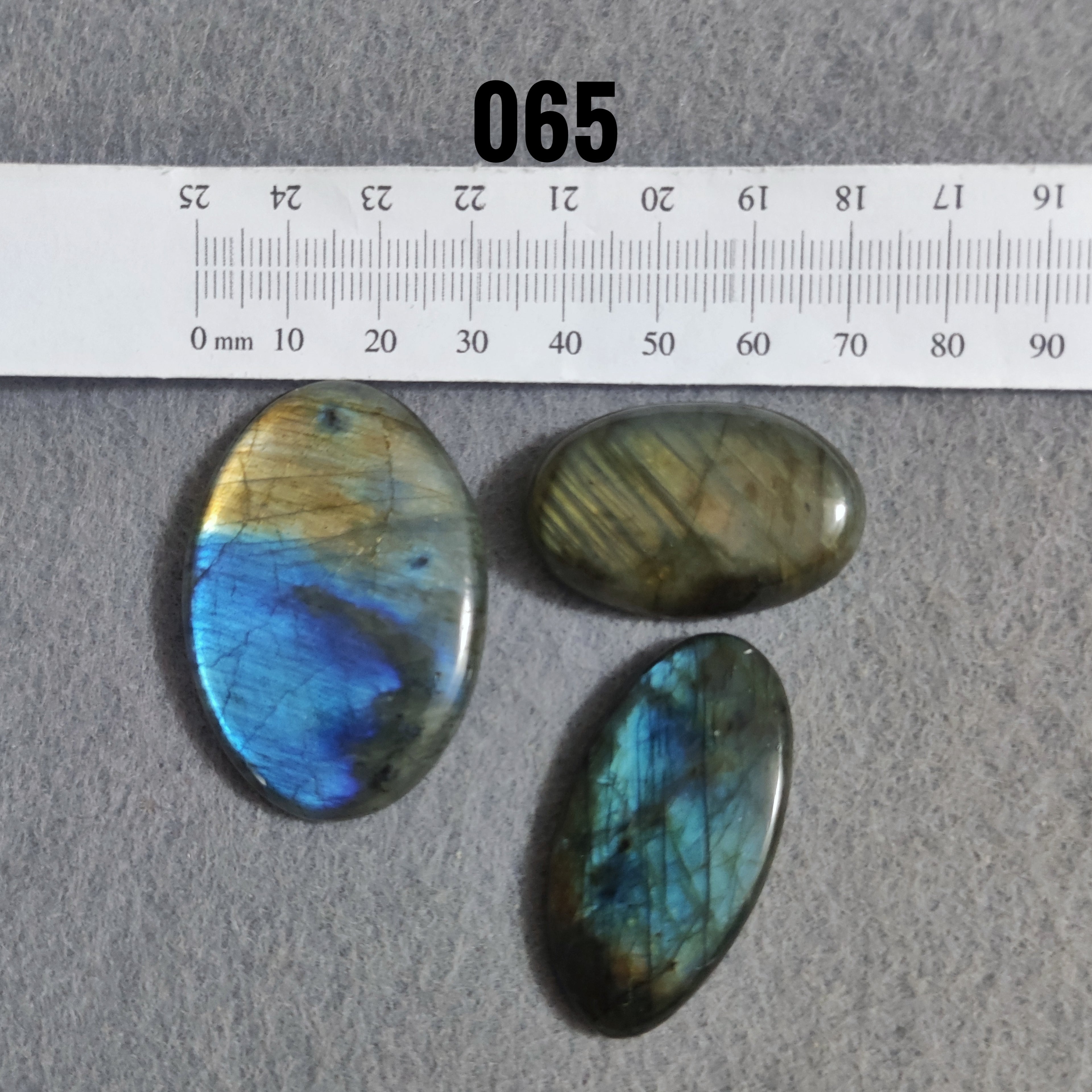 Labradorite Naturale — Cabochons Lotti Numerati | Forme e Dimensioni Varie