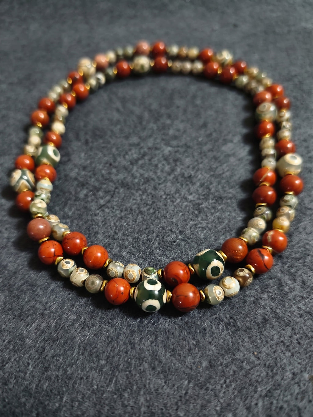 Collana Mala di Agata Tibetana Dzi 3 Eye, Diaspro Rosso ed Ematite dorata — 80 cm