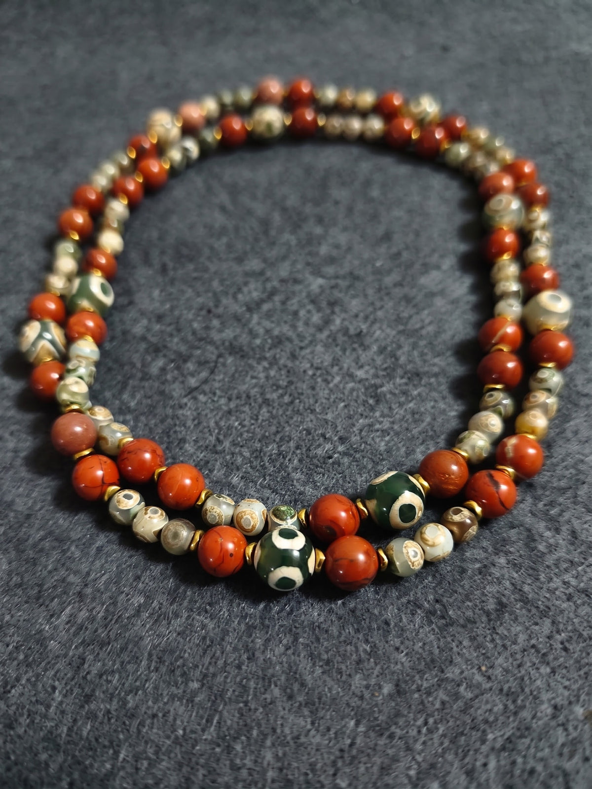 Collana Mala di Agata Tibetana Dzi 3 Eye, Diaspro Rosso ed Ematite dorata — 80 cm