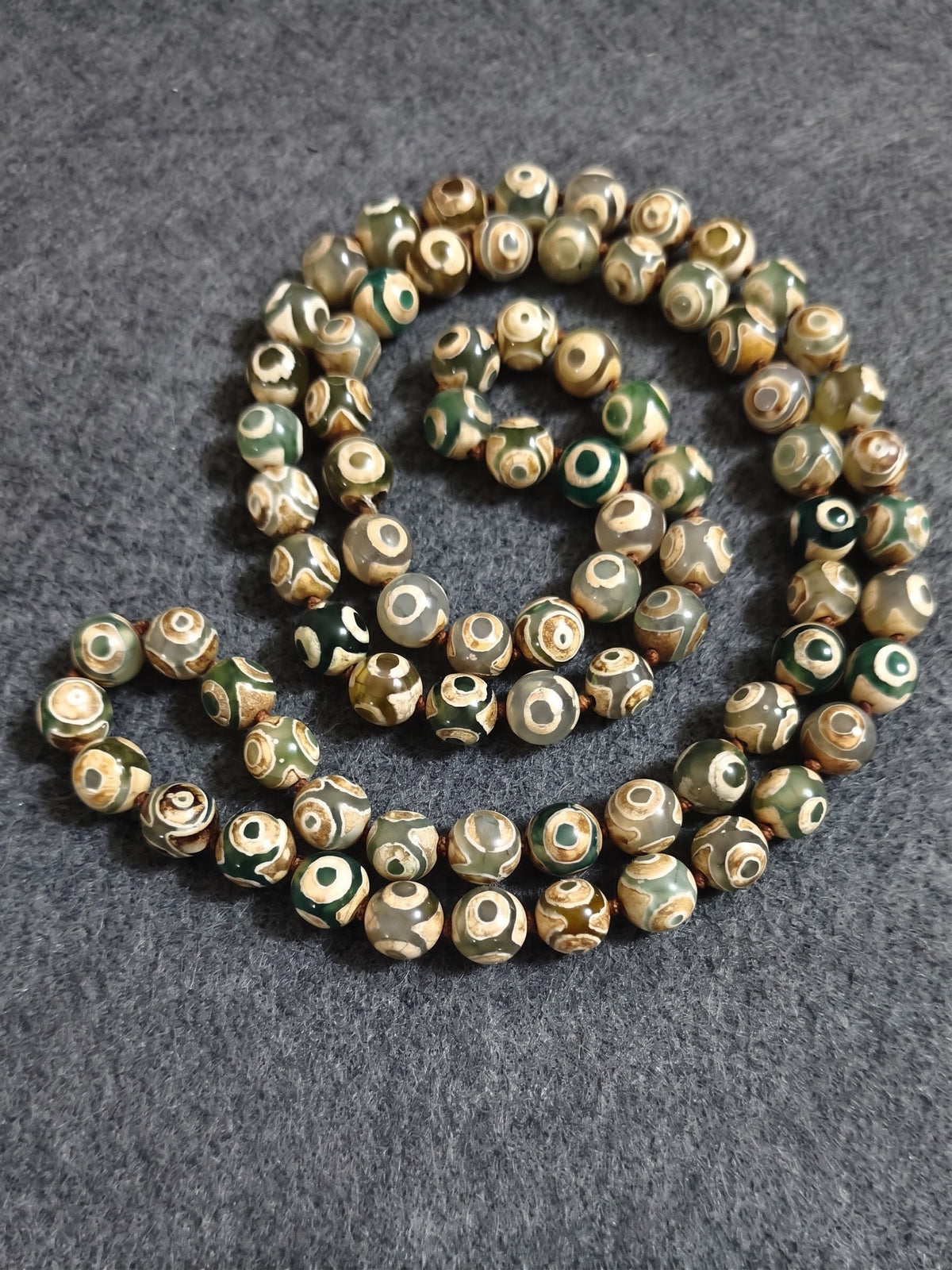 Collana Mala annodata di Agata Tibetana Dzi 3 Eye — Sfere 10mm | 85 cm