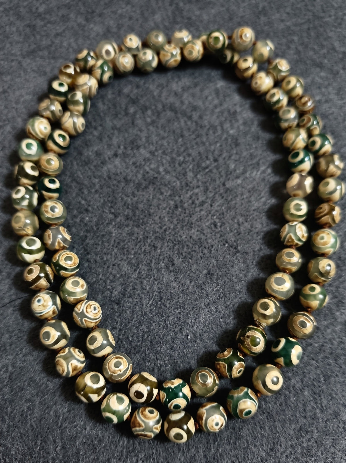 Collana Mala annodata di Agata Tibetana Dzi 3 Eye — Sfere 10mm | 85 cm