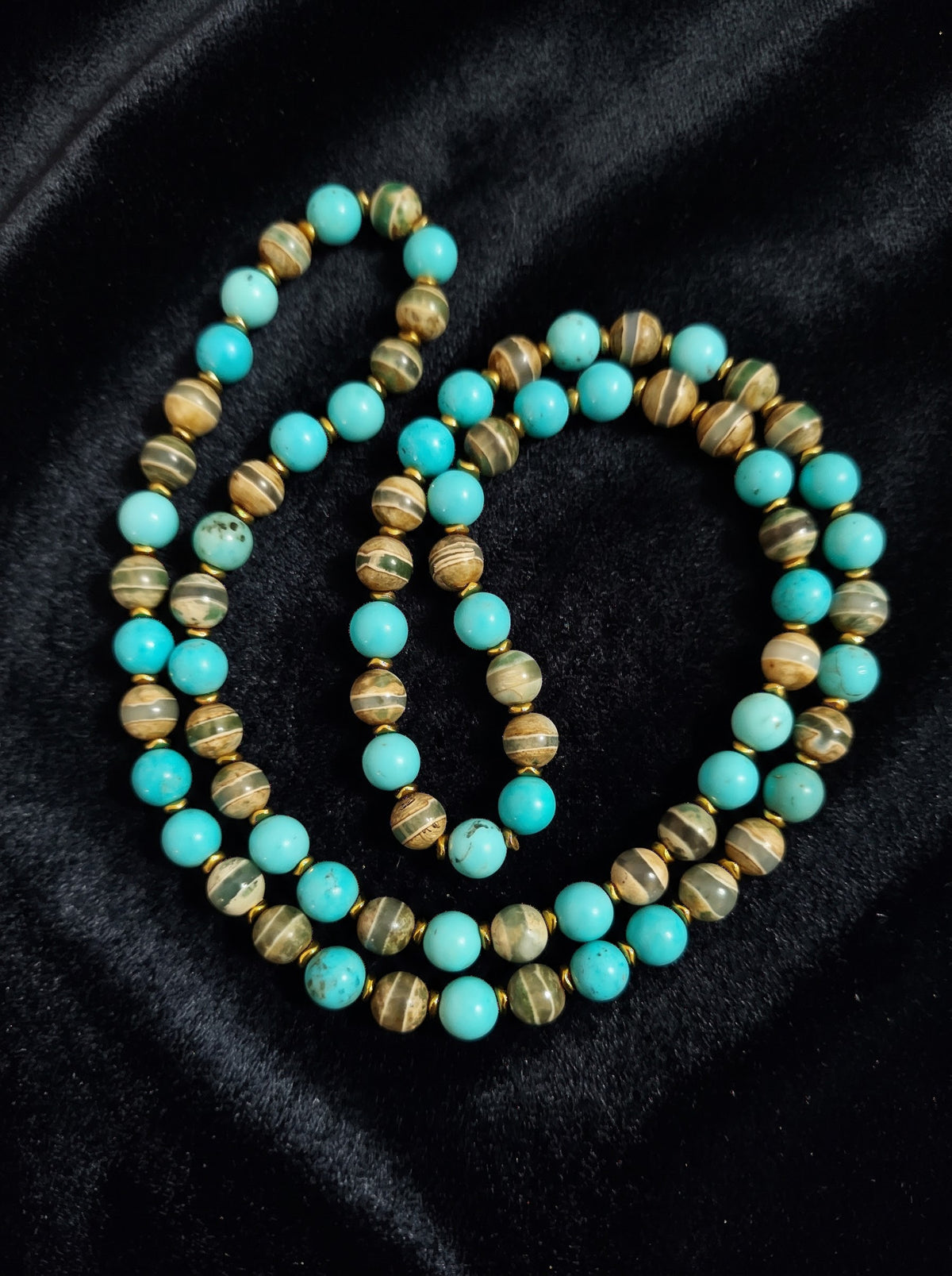 Collana Mala di Agata Tibetana Dzi Stripe, Ematite Oro Antico e Magnesite Turchese — 78 cm