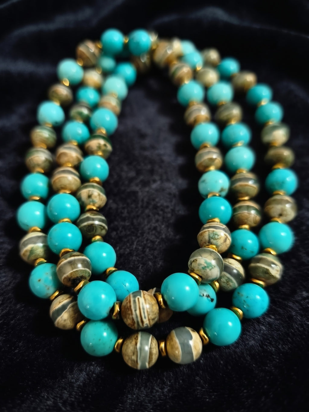 Collana Mala di Agata Tibetana Dzi Stripe, Ematite Oro Antico e Magnesite Turchese — 78 cm