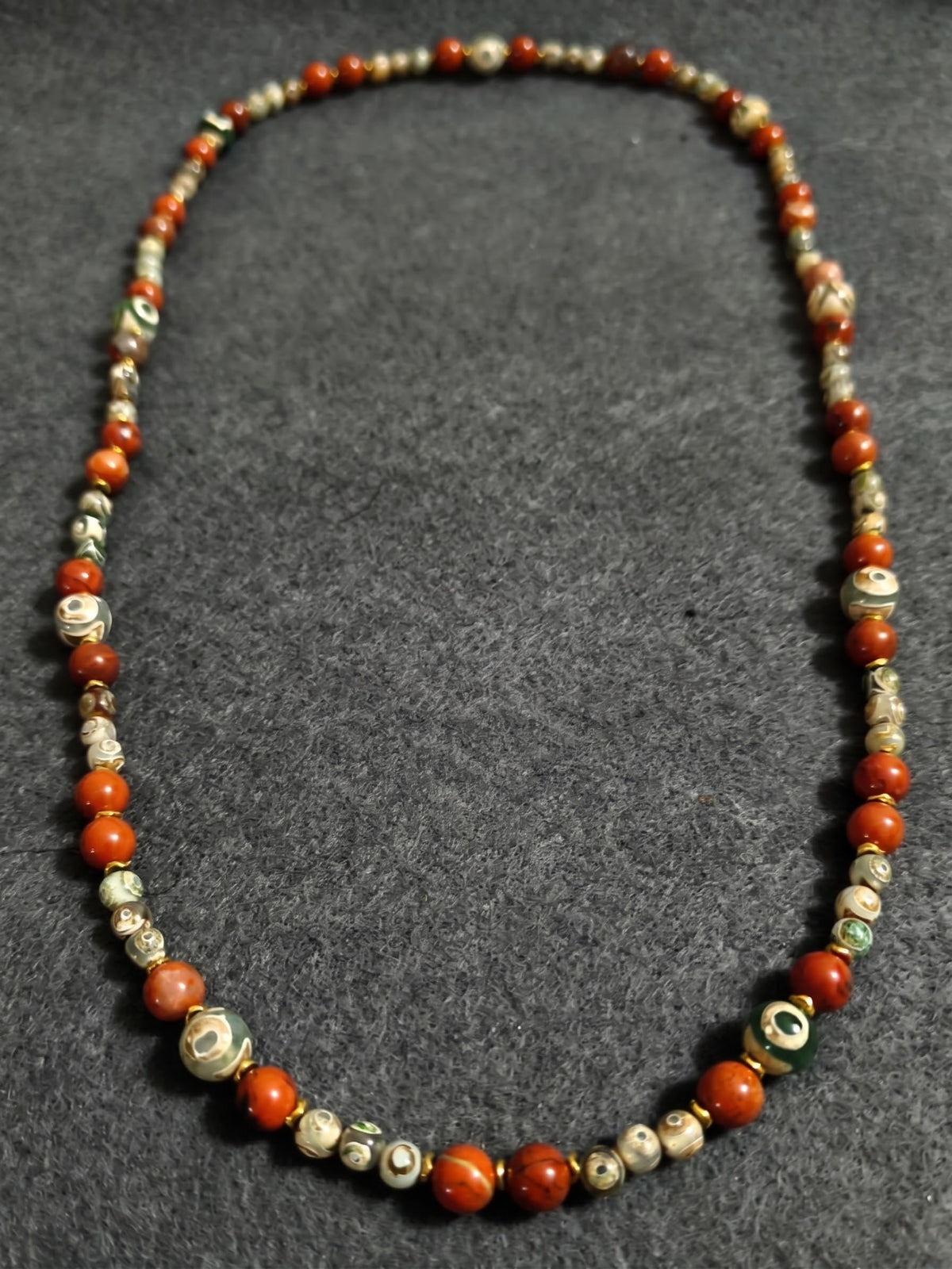 Collana Mala di Agata Tibetana Dzi 3 Eye, Diaspro Rosso ed Ematite dorata — 80 cm