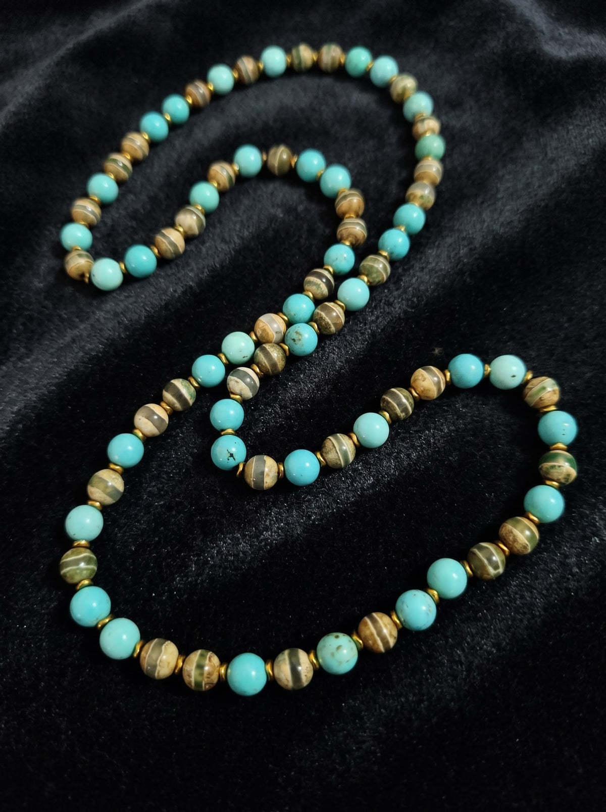 Collana Mala di Agata Tibetana Dzi Stripe, Ematite Oro Antico e Magnesite Turchese — 78 cm
