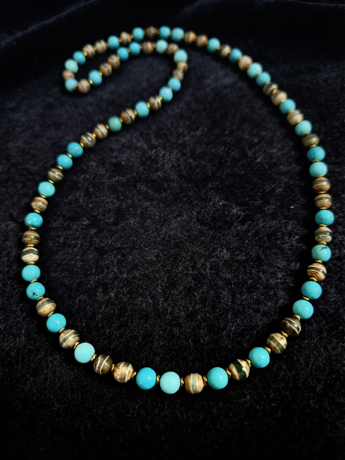 Collana Mala di Agata Tibetana Dzi Stripe, Ematite Oro Antico e Magnesite Turchese — 78 cm