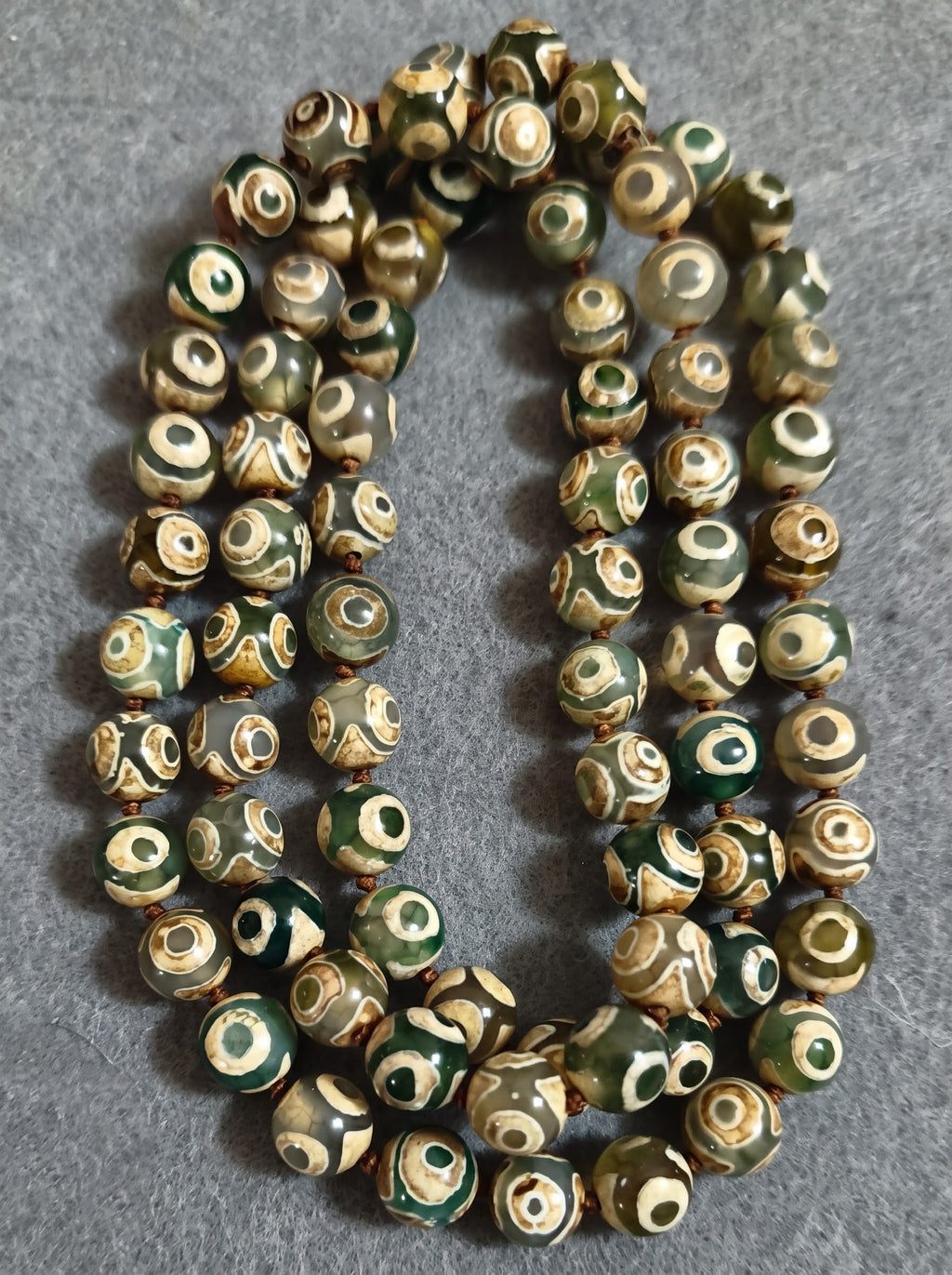 Collana Mala annodata di Agata Tibetana Dzi 3 Eye — Sfere 10mm | 85 cm