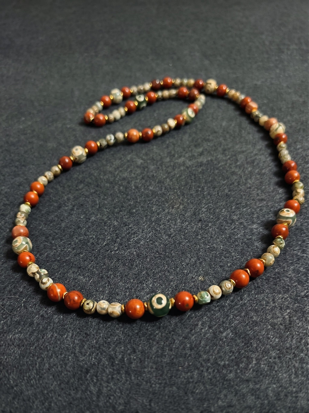 Collana Mala di Agata Tibetana Dzi 3 Eye, Diaspro Rosso ed Ematite dorata — 80 cm